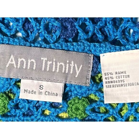 Ann Trinity 3/4 Sleeve Blue and Green Scalloped Edge Crocheted Sweater Size Smal - Picture 4 of 4